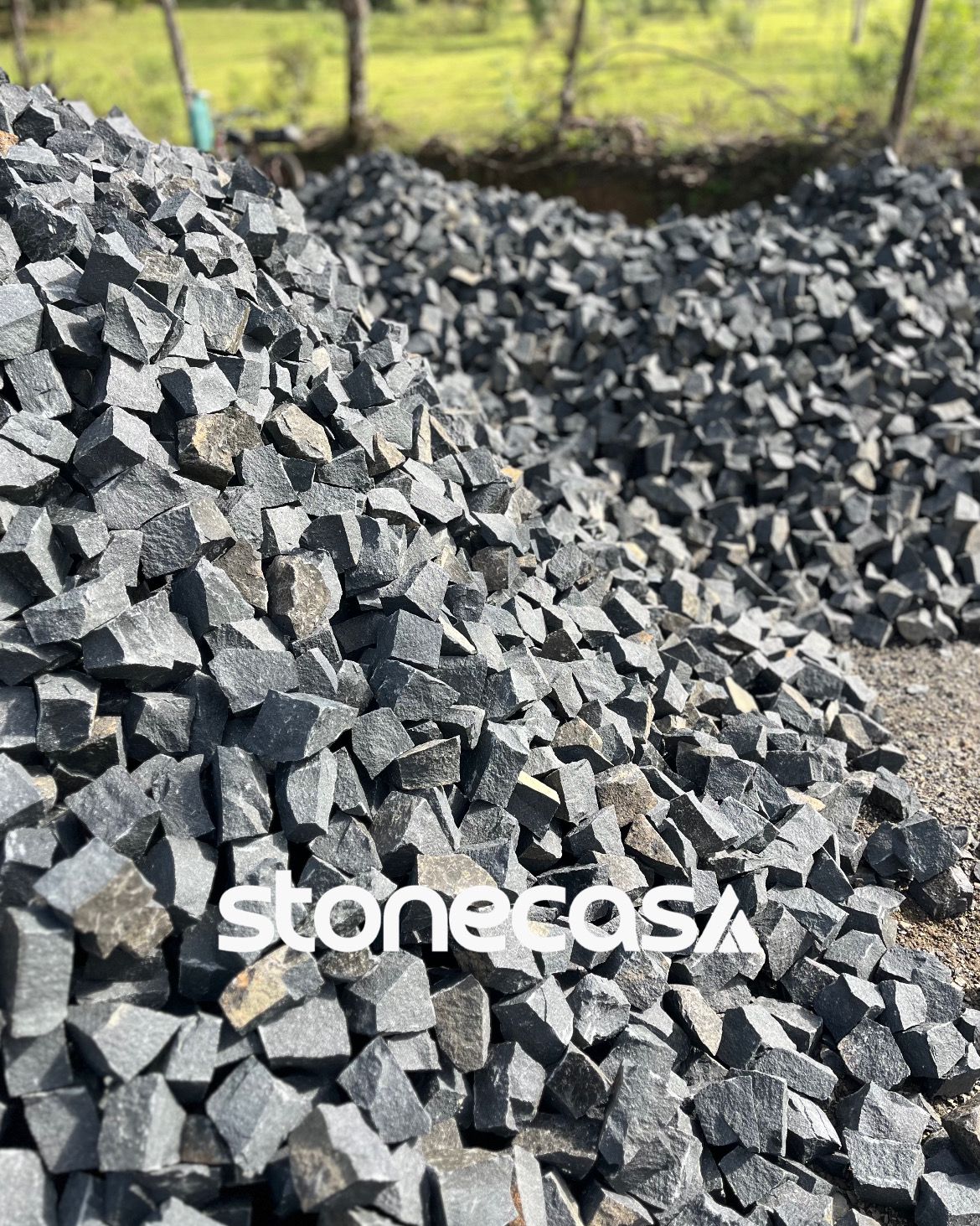 Petit Pavê de Cor Negra Intensa | Pedra Portuguesa Negra Stone Casa® — Pedras Naturais Eco-Friendly Petit Pavê de Cor Negra Intensa — Pedra Portuguesa Negra Stone Casa® eco-friendly